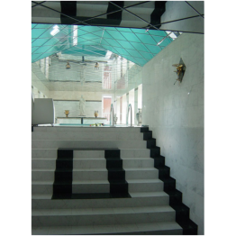 Лестница из мрамора белого цвета Каррара Бьянко и гранита черного цвета Ангола Блек