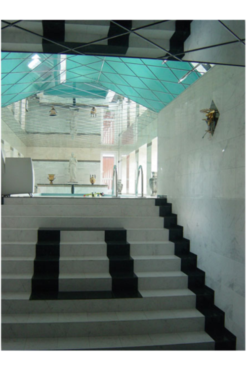 Лестница из мрамора белого цвета Каррара Бьянко и гранита черного цвета Ангола Блек