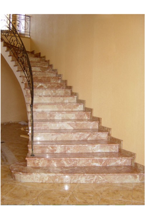 Мраморная радиальная лестница изготовлена из мрамора Тиа роз