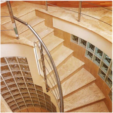 Мраморная винтовая лестница выполнена из мрамора Дайно реале по индивидуальному проекту