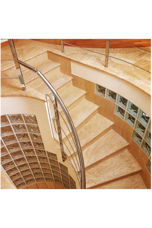 Мраморная винтовая лестница выполнена из мрамора Дайно реале по индивидуальному проекту