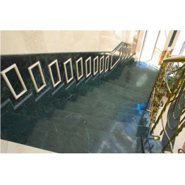 Мраморная двойная лестница выполнена из мрамора Верде гватемала по индивидуальному проекту