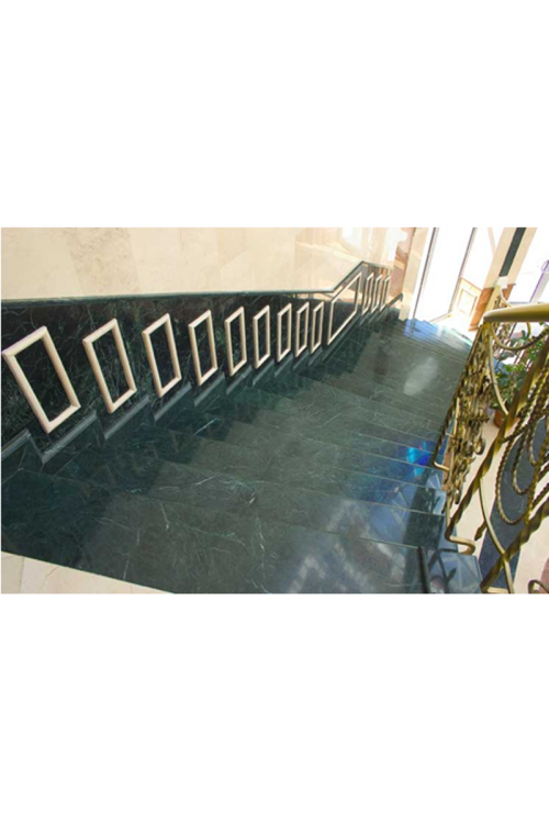 Мраморная двойная лестница выполнена из мрамора Верде гватемала по индивидуальному проекту