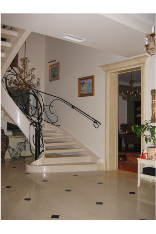 Мраморная винтовая лестница выполнена из мрамора Крема марфил и смонтировано на бетонное основание по индивидуальному проекту