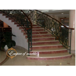 Мраморная лестница выполнена из двух цветов мрамора Галала и Роджо аликанте