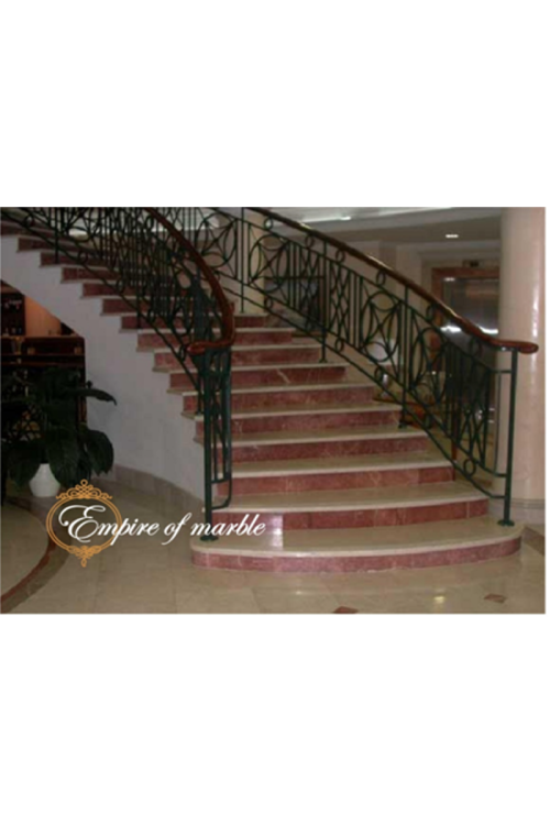 Мраморная лестница выполнена из двух цветов мрамора Галала и Роджо аликанте