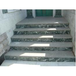 Гранитная прямая лестница выполнена по индивидуальному проекту и смонтирована на готовое бетонное основание