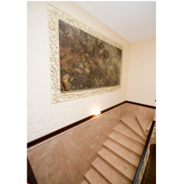 Мраморная лестница из мрамора Крема роса Валентино с паном из мрамора Бидасар грин