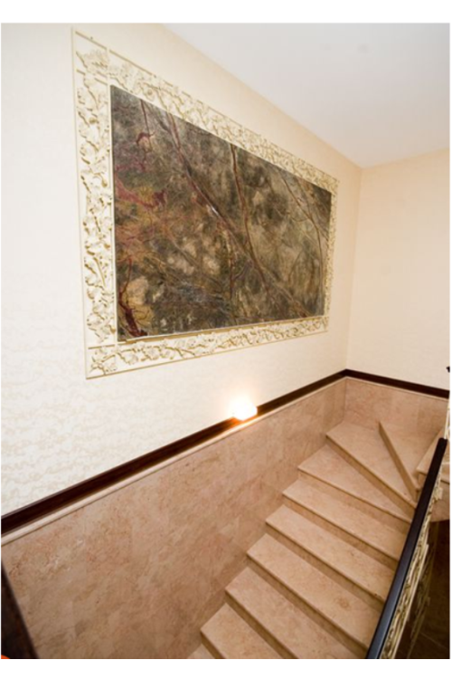 Мраморная лестница из мрамора Крема роса Валентино с паном из мрамора Бидасар грин