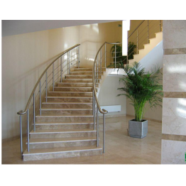 Мраморная лестница в сочетании двух цветов мрамора: «Имперадор лайт» (Испания) и «Крема нова» (Турция)