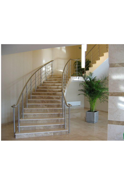 Мраморная лестница в сочетании двух цветов мрамора: «Имперадор лайт» (Испания) и «Крема нова» (Турция)