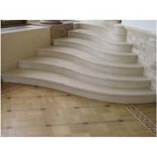 Белоснежная радиусная лестница из мрамора «Виктори»