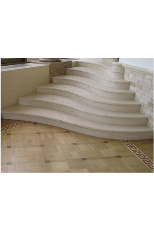 Белоснежная радиусная лестница из мрамора «Виктори»