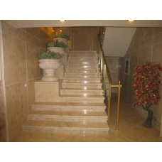 Мраморная лестница с подставками под вазы из белого мрамора «Бьянко каррара»