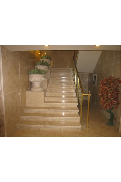 Мраморная лестница с подставками под вазы из белого мрамора «Бьянко каррара»