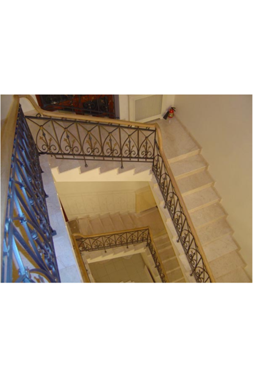 Мраморная лестница из мрамора «Дайно реале» (Италия)