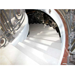 Мраморная радиусная лестница из мрамора «Тассос» со вставкой «Роджо аликанте»