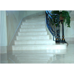 Мраморная радиусная лестница из мрамора «Агора беж»