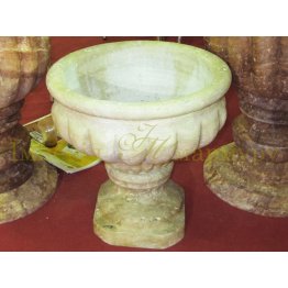 Цветочная садовая ваза изготовлена из травертина в античном стиле.