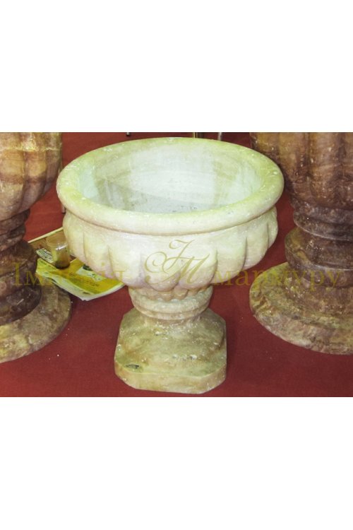 Цветочная садовая ваза изготовлена из травертина в античном стиле.